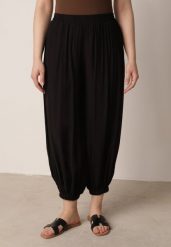 Czarne Baloniaste Spodnie z Wysokim Stanem w Stylu Casual Lilanya. Czarne spodnie materiałowe Born2be, do pracy, l, bez wzorów, z jeansu, z podwyższonym stanem, krótkie. Za 89.99 zł.