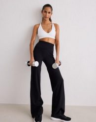 Damskie legginsy z prostą nogawką, wysoki stan, squat proof Sense czarne. Czarne legginsy AIM'N, s, bez wzorów, z elastanu, z podwyższonym stanem, długie. Za 340.00 zł.