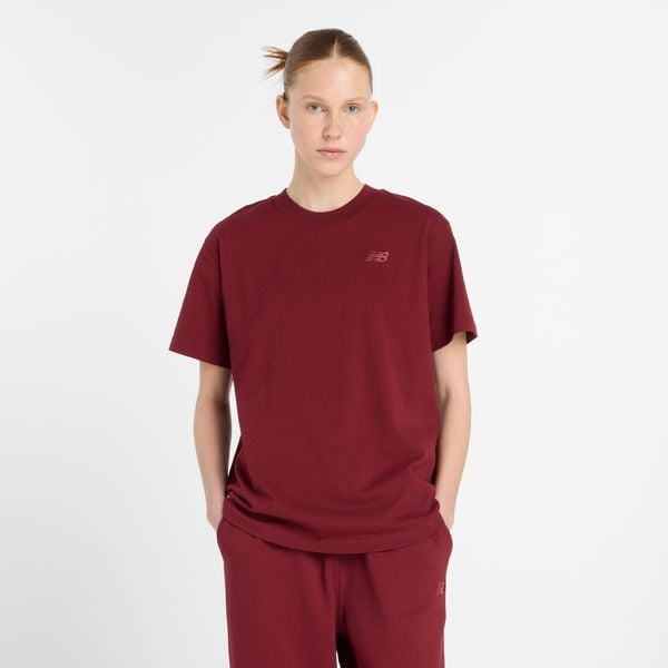 Koszulka damska New Balance WT41501MHB – bordowa. Czerwone bluzki New Balance, m, bez wzorów, z materiału, eleganckie, bez kołnierzyka, bez ramiączek. Za 169.99 zł.