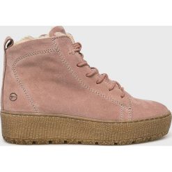 Tamaris - Botki. Czerwone botki Tamaris, bez wzorów, z gumy, z okrągłym noskiem, bez obcasa, na obcasie, bez zapięcia. W wyprzedaży za 279.90 zł.