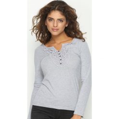 Szara Bluzka Ethnic. Szare bluzki Born2be, l, z aplikacjami, bez kołnierzyka, bez ramiączek. Za 29.99 zł.