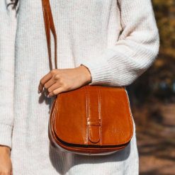 Torebka skórzana listonoszka DAN-A T252 camel. Brązowe torebki klasyczne DAN-A, bez wzorów, ze skóry, małe, bez dodatków. Za 229.49 zł.