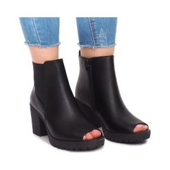 Czarne Odkryte Botki Na Słupku B2890 Czarny. Czarne botki ButyModne, bez wzorów, z otwartym noskiem, bez obcasa, na obcasie, bez zapięcia. Za 79.00 zł.
