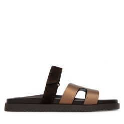 Klapki Steve Madden. Brązowe klapki Steve Madden, bez wzorów, bez obcasa. Za 429.99 zł.