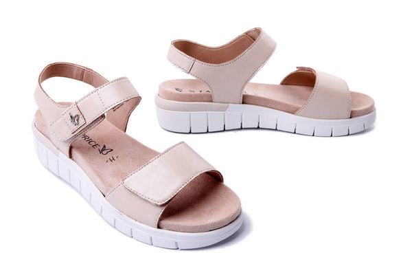 CAPRICE 9-28701-42 140 M2870142 cream perlato, sandały damskie. Brązowe sandały Caprice, bez wzorów, bez obcasa, na koturnie, bez zapięcia. Za 339.90 zł.