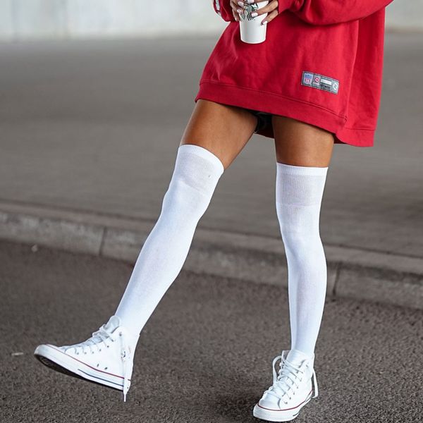 Białe zakolanówki gładkie bawełniane 225. Białe rajstopy i pończochy Milena, s, bez wzorów, z bawełny. Za 25.00 zł.