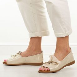 Złote skórzane płaskie sandały damskie Cambell 656. Żółte sandały Cambell, bez wzorów, z jeansu, eleganckie, bez obcasa, na płaskiej podeszwie, bez zapięcia. Za 219.00 zł.