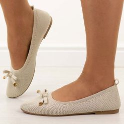 Beżowe baleriny damskie Evento 9048. Brązowe baleriny eVento, z aplikacjami, z jeansu, bez obcasa, na płaskiej podeszwie. Za 99.00 zł.