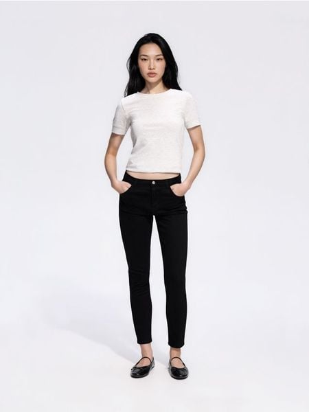 Jeansy slim fit - czarny. Czarne jeansy Reserved, bez wzorów. Za 99.99 zł.