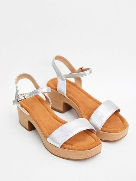 Bellucci Sandały w kolorze srebrnym rozmiar: 40. Szare sandały Bellucci, bez wzorów, z otwartym noskiem, bez obcasa, na koturnie, bez zapięcia. Za 92.42 zł.