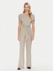 Guess Kombinezon W5GD89 KCTB0 Beżowy Regular Fit. Brązowe sukienki Guess, m, z aplikacjami, z wiskozy, bez kołnierzyka, bez ramiączek. Za 499.99 zł.