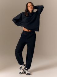 4F Spodnie dresowe joggery damskie - czarne S. Czarne spodnie dresowe 4f, s, bez wzorów, z dresówki, z podwyższonym stanem. Za 139.99 zł.