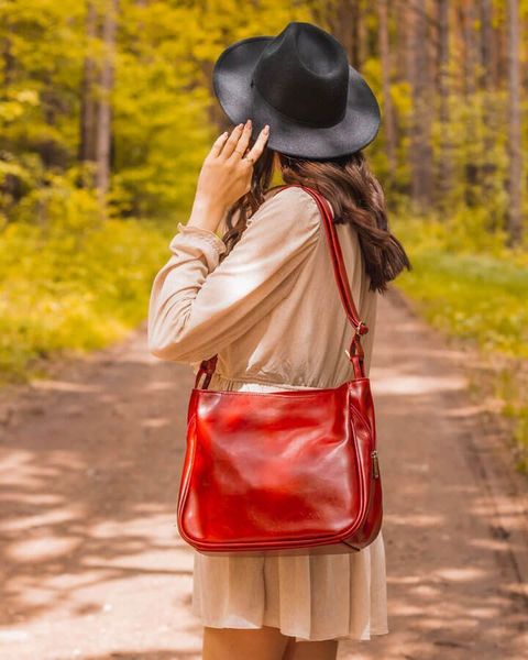 Skórzana listonoszka damska DAN-A T392 bordowa. Czerwone torebki klasyczne DAN-A, bez wzorów, ze skóry, bez dodatków. Za 329.99 zł.