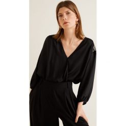 Mango - Bluzka Chanti. Bluzki Mango, l, z aplikacjami, z koronki, casualowe, bez kołnierzyka, bez ramiączek. W wyprzedaży za 49.90 zł.