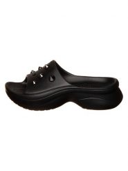 Crocs Klapki "Bae Studded Slide" w kolorze czarnym rozmiar: 38/39. Czarne klapki Crocs, bez wzorów, z otwartym noskiem, bez obcasa. Za 149.95 zł.