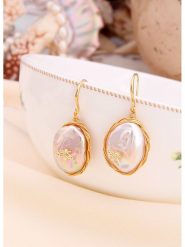 L'Atelier de Gaia Pozłacane kolczyki z perłami rozmiar: onesize. Białe kolczyki L'Atelier de Gaia, z perłą, pozłacane, z zapięciem typu bigiel. Za 69.99 zł.