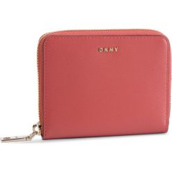 Duży Portfel Damski DKNY - Commuter Md Tote R8313656 Dp Blush D81. Portfele DKNY. W wyprzedaży za 339.00 zł.