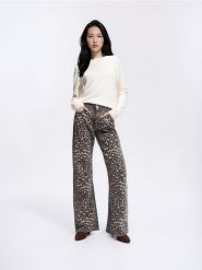 Jeansy flare w zwierzęcy wzór - brązowy. Brązowe jeansy Reserved, bez wzorów. Za 159.99 zł.