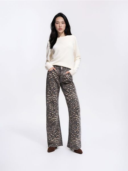 Jeansy flare w zwierzęcy wzór - brązowy. Brązowe jeansy Reserved, bez wzorów. Za 159.99 zł.