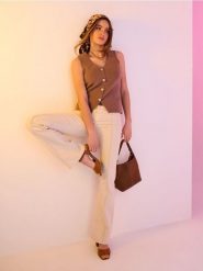 Jeansy bootcut flare ze średnim stanem i ozdobnym przeszyciem - kremowy. Białe jeansy Sinsay, bez wzorów. Za 69.99 zł.