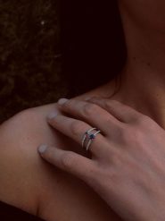 DIA DIAMONDS Srebrny pierścionek z diamentami i szafirem rozmiar: 56. Niebieskie pierścionki DIA DIAMONDS, z diamentem, srebrne. Za 342.45 zł.