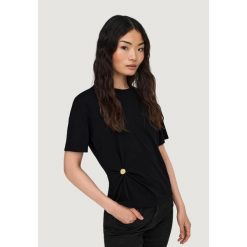 Koszulka crop top Kobieta ONLY Onlelena S/S Detail T-Sud Jrs. Czarne bluzki Only, s, bez wzorów, z materiału, bez kołnierzyka, bez ramiączek. Za 130.75 zł.