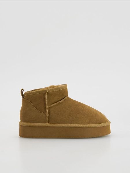 Zamszowe śniegowce - beżowy. Brązowe trapery i śniegowce Reserved, z zamszu. Za 169.99 zł.