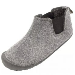 Kapcie GUMBIES BRUMBY BOOT UNISEX. Szare obuwie domowe Gumbies, bez wzorów, bez zapięcia. Za 151.99 zł.