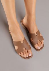 Brązowe Klapki Vices z Geometryczną Cholewką Arlemia. Brązowe klapki Born2be, bez wzorów, z jeansu, bez obcasa, na płaskiej podeszwie. Za 49.99 zł.