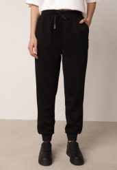 Czarne Spodnie Dresowe Joggery z Wysokim Stanem i Ściągaczami przy Kostkach Janlea. Czarne spodnie materiałowe Born2be, na co dzień, l, bez wzorów, z dresówki, z podwyższonym stanem, długie. Za 89.99 zł.