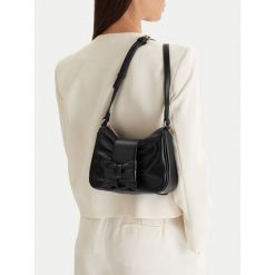 Torebka JENNY. Czarne listonoszki Jenny, bez wzorów, bez dodatków. Za 119.99 zł.