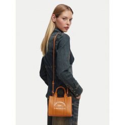 Torebka KARL LAGERFELD. Brązowe torebki klasyczne KARL LAGERFELD, bez wzorów, bez dodatków. Za 649.99 zł.