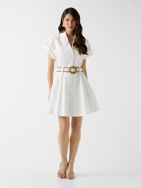 Marciano Guess Sukienka codzienna 182406 Beżowy Classic Fit. Białe sukienki Marciano Guess, na co dzień, z aplikacjami, z bawełny, bez kołnierzyka, bez ramiączek, proste. Za 814.99 zł.
