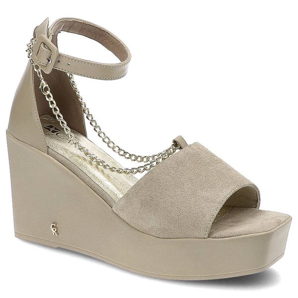 Sandały damskie Carinii, zamszowa cholewka o miękkiej strukturze odkryty nosek z ozdobnym łańcuszkiem regulowany pasek, beżowe, B7882-R88-R46-000-F06. Brązowe sandały Carinii, bez wzorów, ze skóry, bez obcasa, na koturnie, bez zapięcia. Za 269.00 zł.