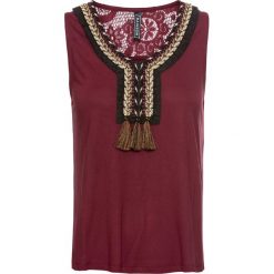 T-shirt z koronką i frędzlami bonprix czerwony rubinowy. Czerwone t-shirty bonprix, bez wzorów, z koronki, bez kołnierzyka, bez ramiączek. Za 27.99 zł.