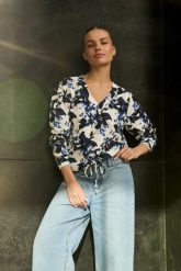 Bluza w kwiaty z dekoltem biała. Białe bluzy MOODO, l, bez wzorów, z bawełny, bez kaptura. Za 119.99 zł.