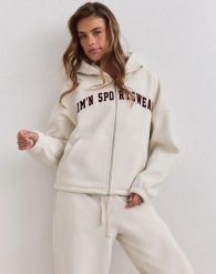 Damska bluza zapinana na zamek z kapturem Varsity kremowa. Białe bluzy AIM'N, l, bez wzorów, z bawełny, z kapturem. Za 389.00 zł.