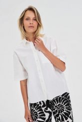 Koszula z krótkimi rękawami i kołnierzykiem biała. Białe koszule MOODO, l, bez wzorów, ze lnu, bez kołnierzyka, bez ramiączek. Za 119.99 zł.
