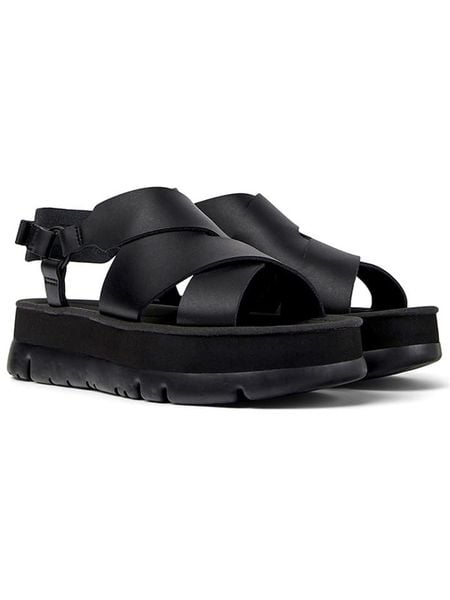 Camper Skórzane sandały w kolorze czarnym rozmiar: 40. Czarne sandały Camper, bez wzorów, ze skóry, klasyczne, z otwartym noskiem, bez obcasa, na platformie, bez zapięcia. Za 205.93 zł.