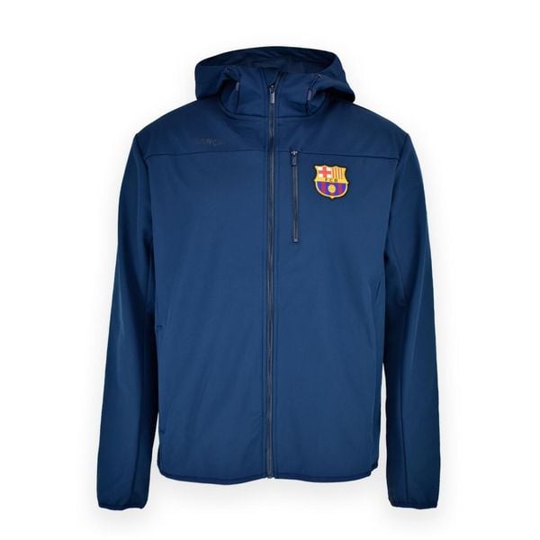 Kurtka softshell FC Barcelona niebieska. Niebieskie kurtki sportowe FC Barcelona, na jesień, s, bez wzorów, z softshellu, bez kaptura, do piłki nożnej. W wyprzedaży za 419.75 zł.