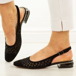 Czarne skórzane sandały damskie DiA 3019. Czarne sandały DiA, bez wzorów, ze skóry, eleganckie, bez obcasa, na obcasie, bez zapięcia. Za 399.00 zł.