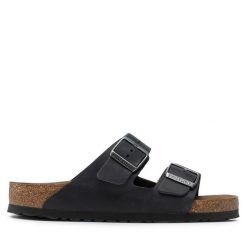 Klapki Birkenstock. Czarne klapki Birkenstock, bez wzorów, bez obcasa. Za 539.99 zł.