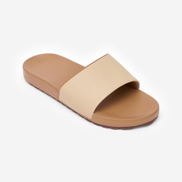 Klapki damskie Decathlon 550 Petal. Brązowe klapki DECATHLON, bez wzorów, z materiału, bez obcasa, na płaskiej podeszwie. Za 79.99 zł.