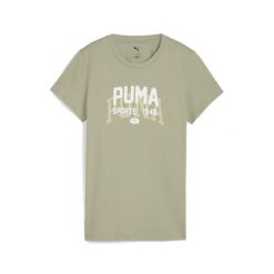 Damska koszulka z grafiką w uniwersyteckim stylu PUMA Lux Army Green. Zielone bluzki Puma, bez wzorów, sportowe, bez kołnierzyka, bez ramiączek. Za 109.00 zł.