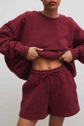 Krótkie spodenki ze sznurkiem w kolorze BURGUNDY - PROSPER-S. Czerwone szorty Marsala, bez wzorów, z bawełny, klasyczne. W wyprzedaży za 119.96 zł.