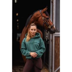 Second Life - Bluza jeździecka Equestrian butelkowa zieleń... - Stan Doskonały. Zielone bluzy JD ATTACK, xs, bez wzorów, z bawełny, z kapturem. Za 135.99 zł.
