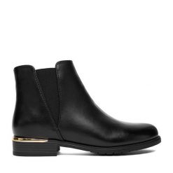 Botki JENNY. Czarne botki Jenny, bez wzorów, bez obcasa, na płaskiej podeszwie, bez zapięcia. Za 139.99 zł.