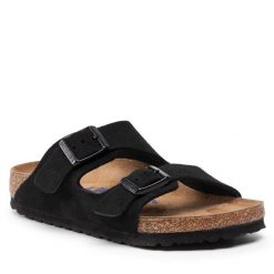Klapki Birkenstock. Czarne klapki Birkenstock, bez wzorów, bez obcasa. Za 529.99 zł.