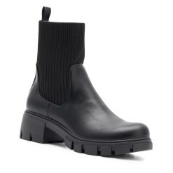Botki DeeZee. Czarne botki DeeZee, bez wzorów, bez obcasa, na słupku, bez zapięcia. Za 159.99 zł.