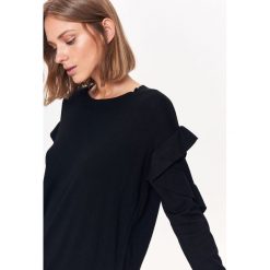CIENKI SWETER Z FALBANKAMI NA RĘKAWACH. Czarne swetry TOP SECRET, na jesień, bez wzorów, z dzianiny, bez ramiączek. W wyprzedaży za 49.99 zł.